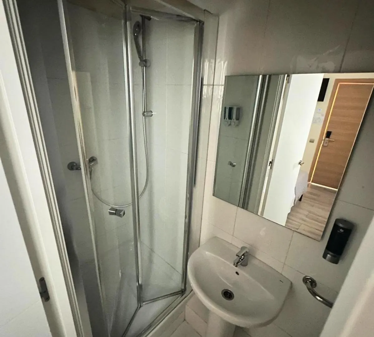 Hostal Balmes Centro Barcelona Guest house